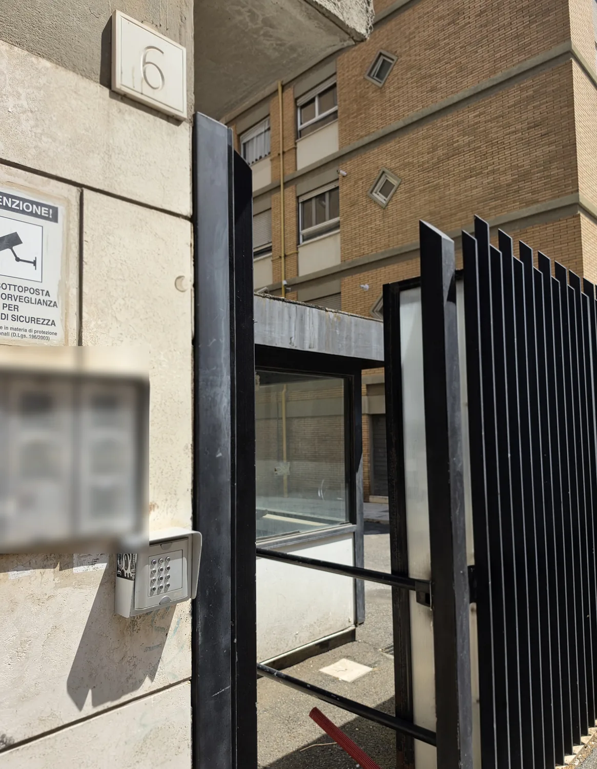 Open gate at Via Giovanni da Empoli 6 and the passage to the courtyard