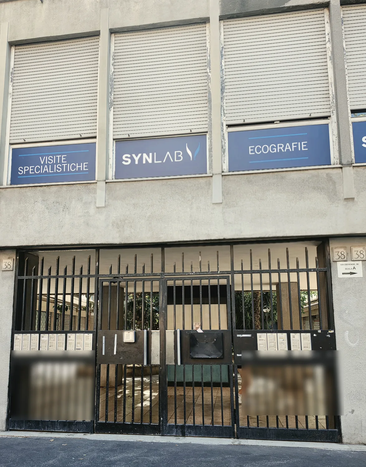 Via Ostiense 38 gate — SYNLAB sign, keypad, letterboxes