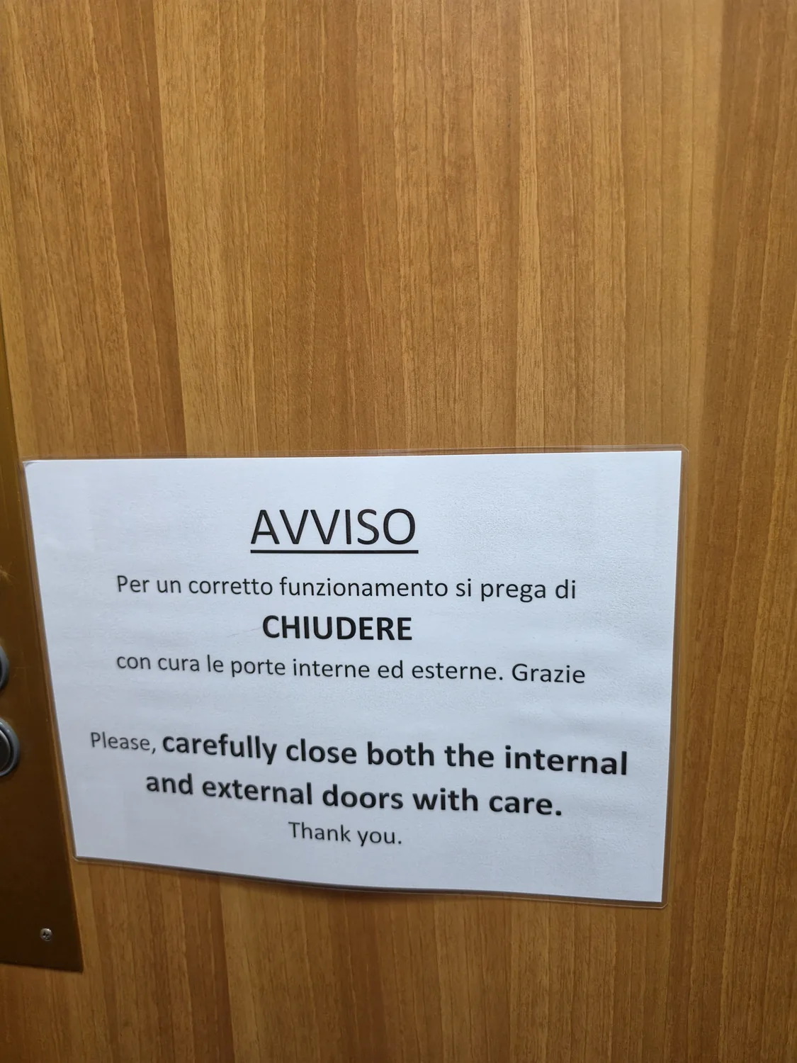 Notice in the lift: close the inner and outer doors properly